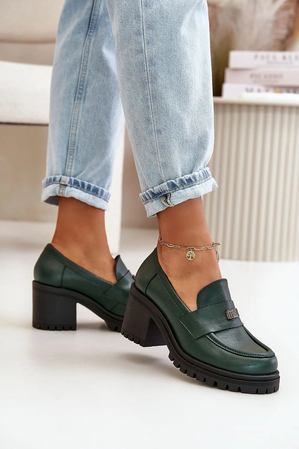 mocassins femmes cuir naturel vert foncé grainé arrondi empeigne ornement métallique discret doublure confortable semelle crantée talon bloc stable