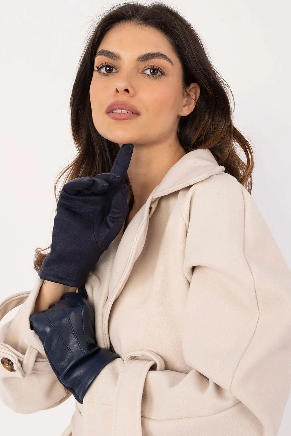 Manteau élégant pour femme beige col à large revers matière douillette taille ajustable avec ceinture epaulettes longues manches boutons marron clair