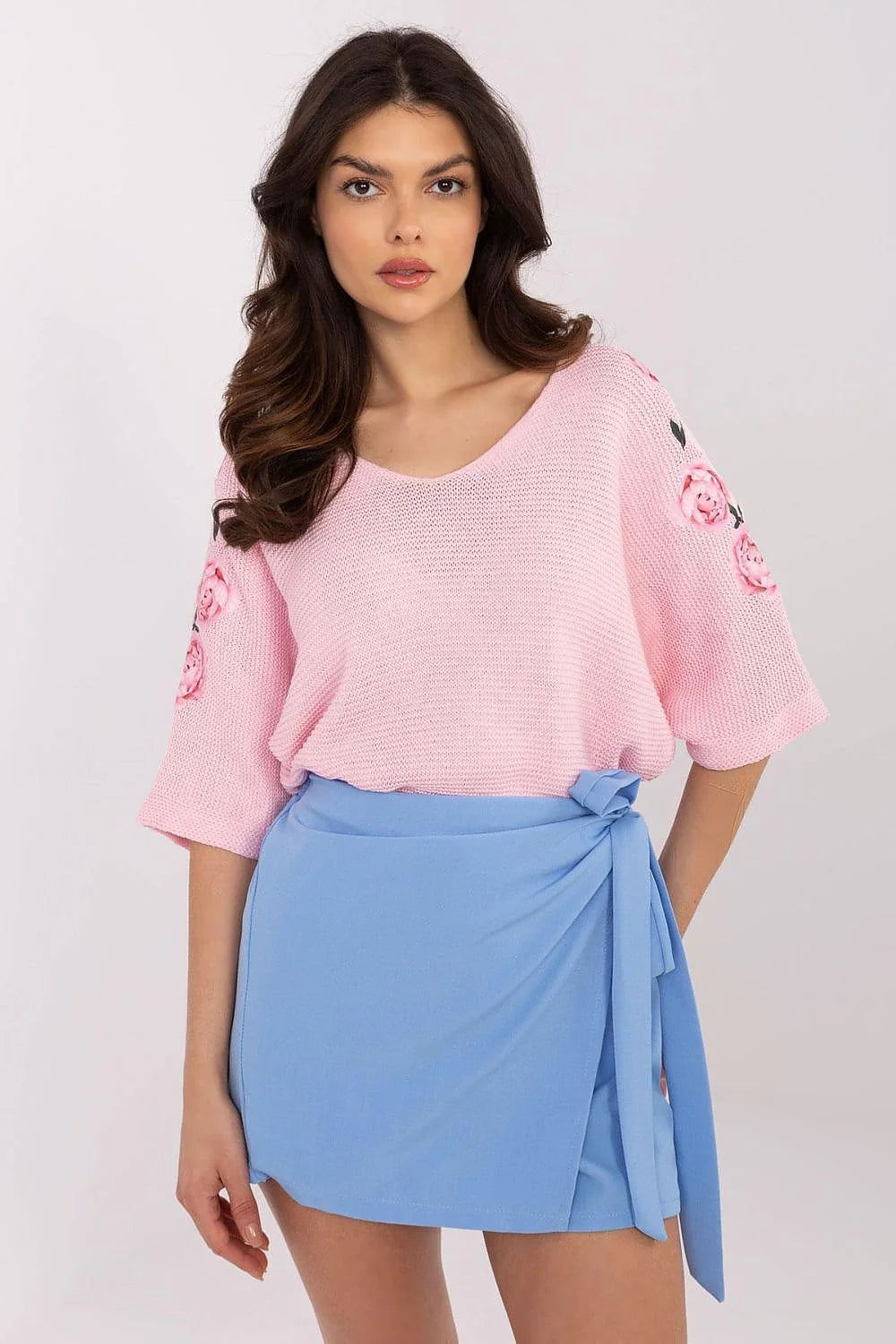 ensemble robe pull floral rose pâle jupe bleue maille fine manches trois quarts décolleté V appliqué fleurs 3D taille élastiquée