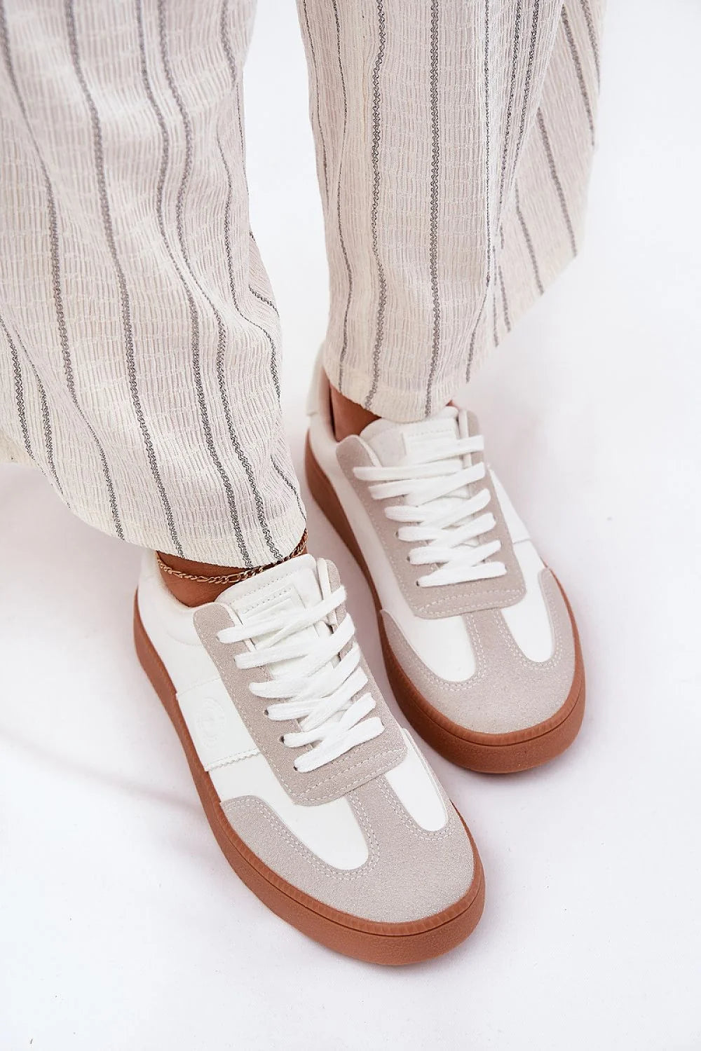 Chaussures de sport pour femme modernes et élégantes Step in style confortable en cuir et daim beige, semelle souple, logo embossé, style polyvalent pour quotidien et soirées