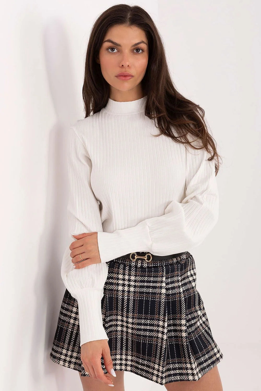 pull col montant côtelé blanc cassé manches bouffantes longues poignets resserrés maille fine extensible coupe légèrement ajustée coton élasthanne confortable