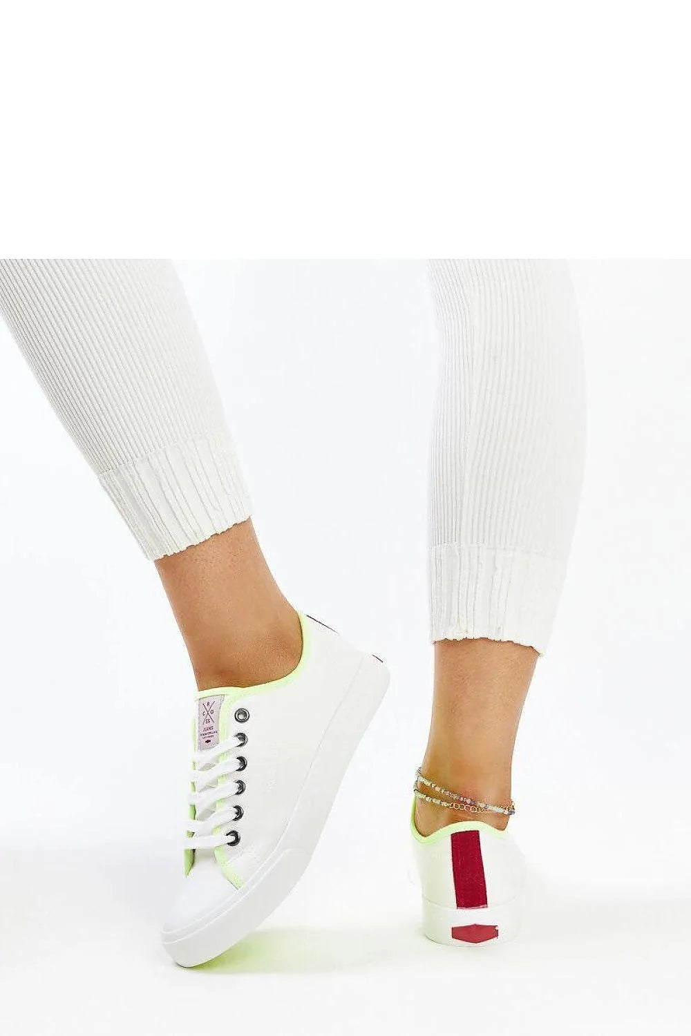 baskets basse femme toile blanche vert néon lacets semelle caoutchouc plateforme rembourrée œillets métalliques noirs languette logo rose bout arrondi