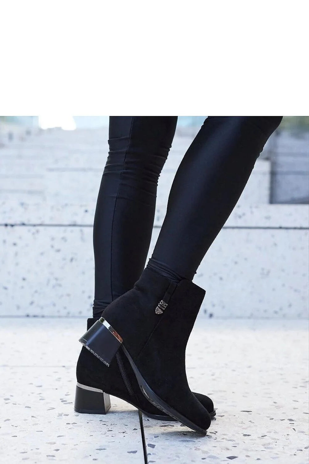 Bottines femmes style moderne éco-cuir noir talon carré moyen zip latéral finitions métalliques occasion quotidienne