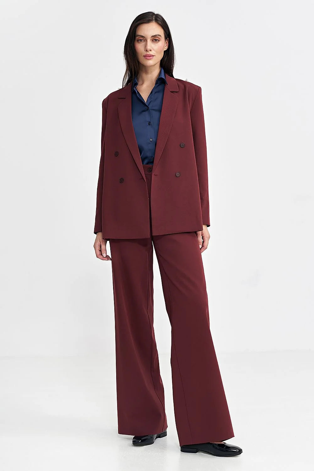 Blazer féminin élégant structuré coupe droite épaulettes subtiles longueur moyenne tissu laine polyester couleur bordeaux profond double boutonnage professionnel formel