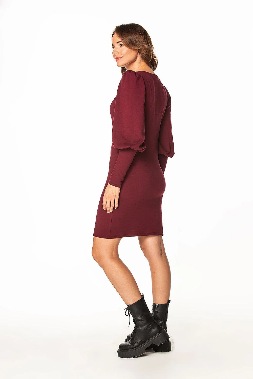 Robe de jour Tessita élégante moderne coupe droite manches longues encolure ronde tissu tricoté couleur bordeaux femmes