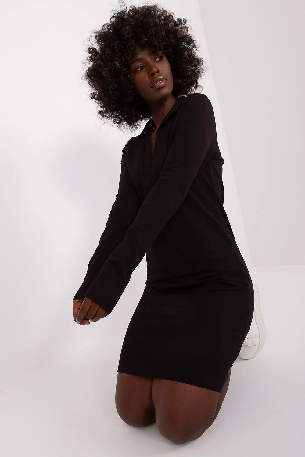 Robe de jour minimaliste noire manches longues col en V coton élasthanne ajustée coupe droite genoux femme occasion