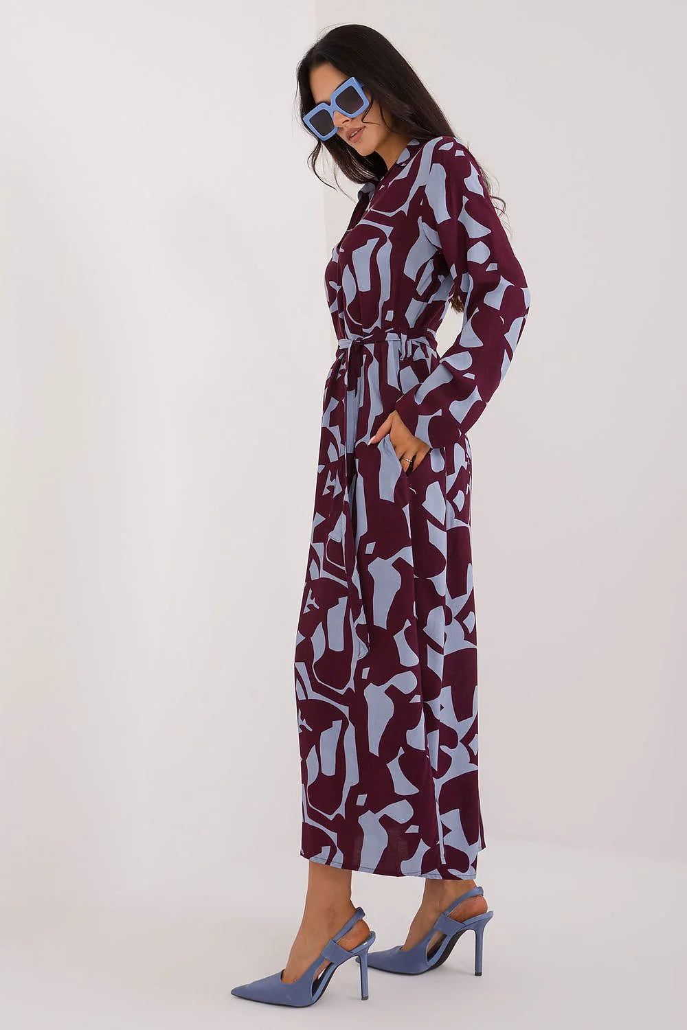 Robe quotidienne longue manches longues imprimé abstrait bleu et bordeaux viscose écologique ceinture ajustable poches latérales taille cintrée décolleté en V modernité et confort occasions multiples femme
