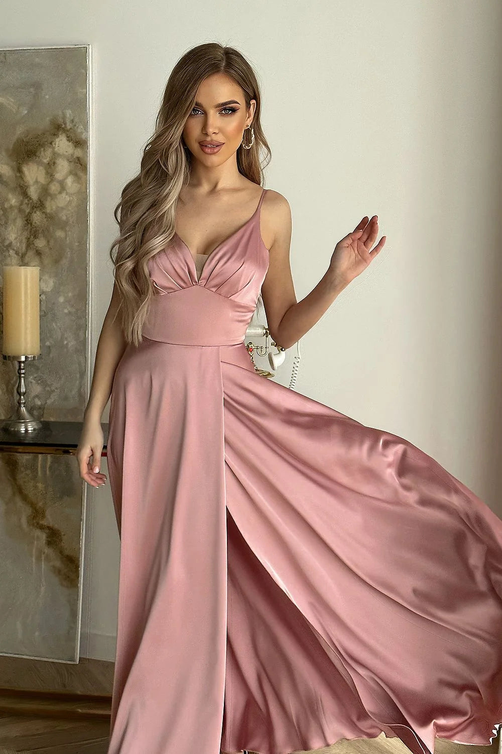 Robe de soirée élégante longue en satin rose poudré encolure en cœur fines bretelles coupe évasée pour femme