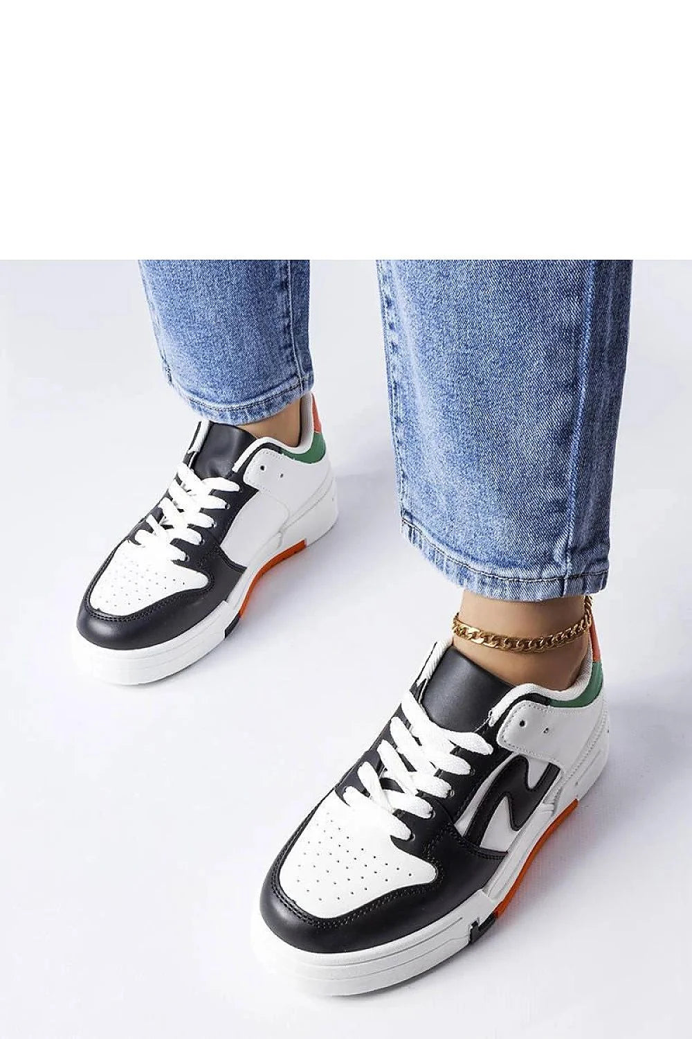 Baskets pour femmes design moderne tendance noir blanc accents verts orange perforations semelle épaisse lacets ajustables respirant confortable versatile