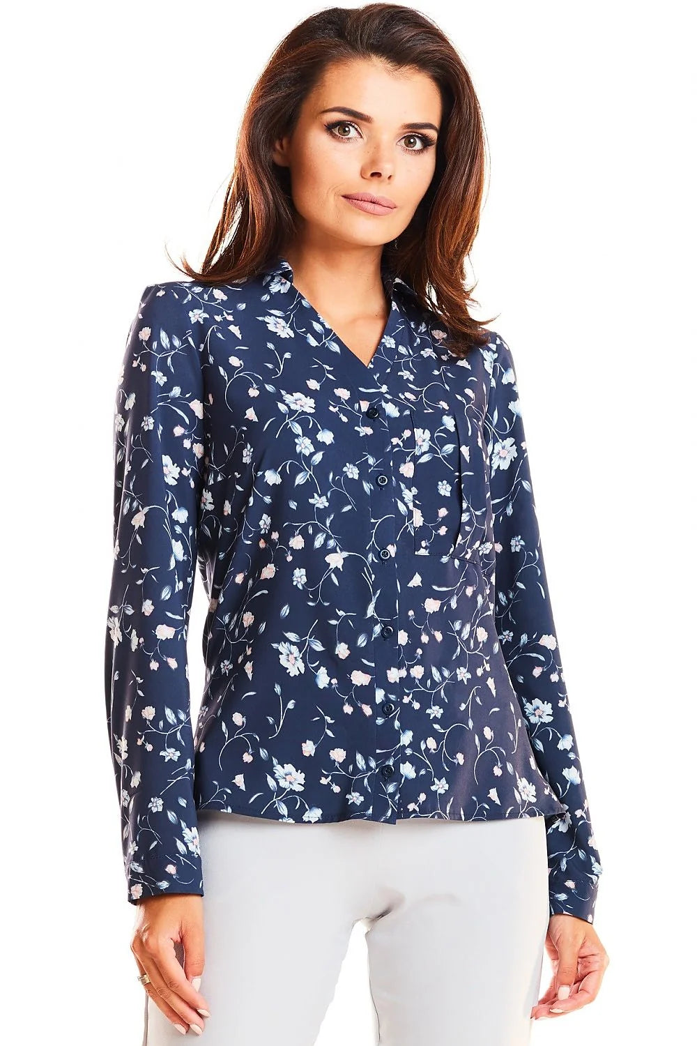 chemise satinée bleu cobalt semiajustée manches longues colV tailleur boutonnage central poche poitrine plissée tissu fluide léger élasthanne professionnel chic