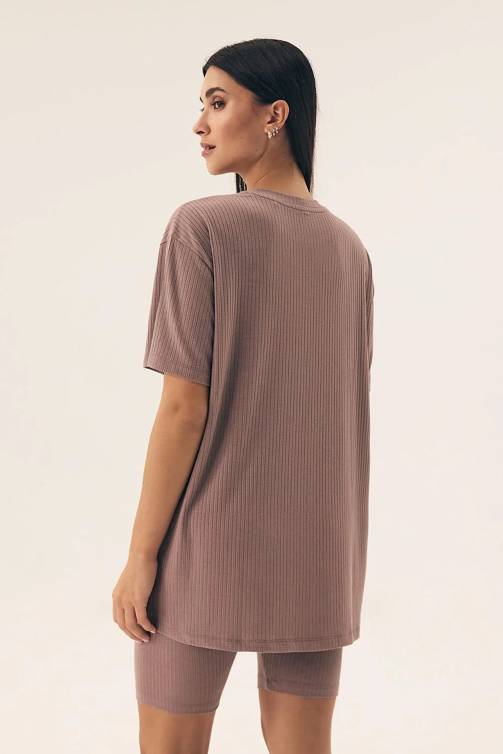 Pyjama confortable pour femme en tissu côtelé, style ample et élégant, couleur taupe, idéal pour la détente et les occasions décontractées