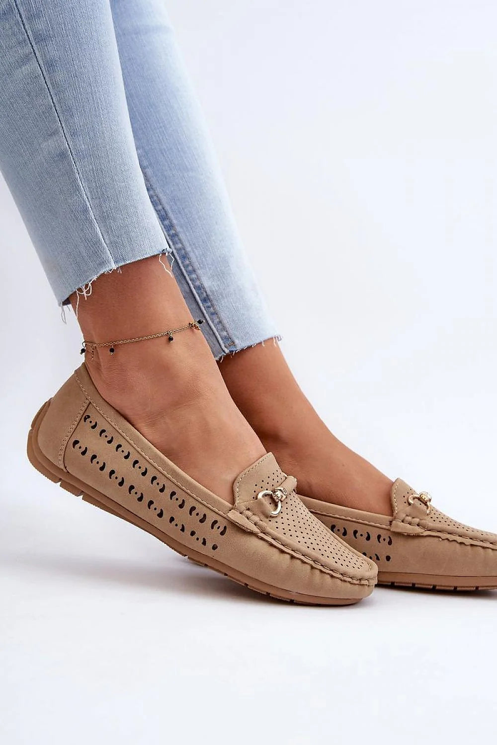 mocassins femmes casual chic beige taupe suédine perforés mors doré bout arrondi semelle caoutchouc antidérapante intérieure douce respirante