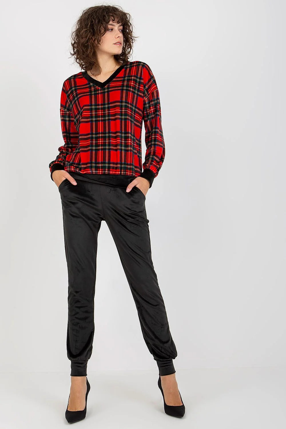 Ensemble Rue Paris velours blouse carreaux tartan rouge colV manches longues poignets noirs pantalon jogger noir taille élastique