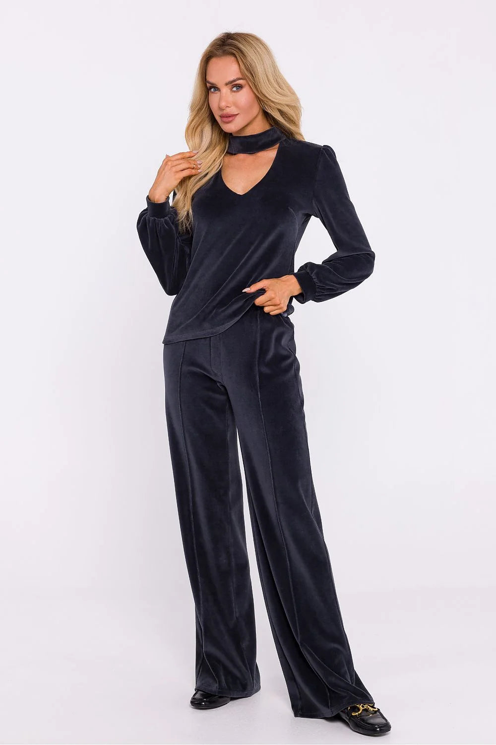 Tenue chic deux pièces coordonnée velours bleu marine haut col montant pantalon ajusté femme
