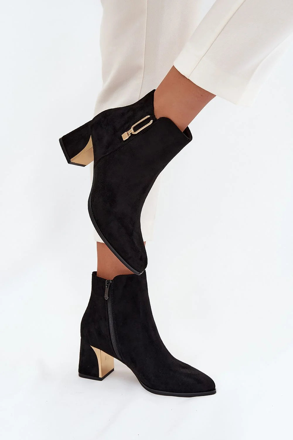 bottines suédine écologique noires cheville bout amande pointu fermeture zippée latérale talon bloc mi haut or métallisé confortable élégante