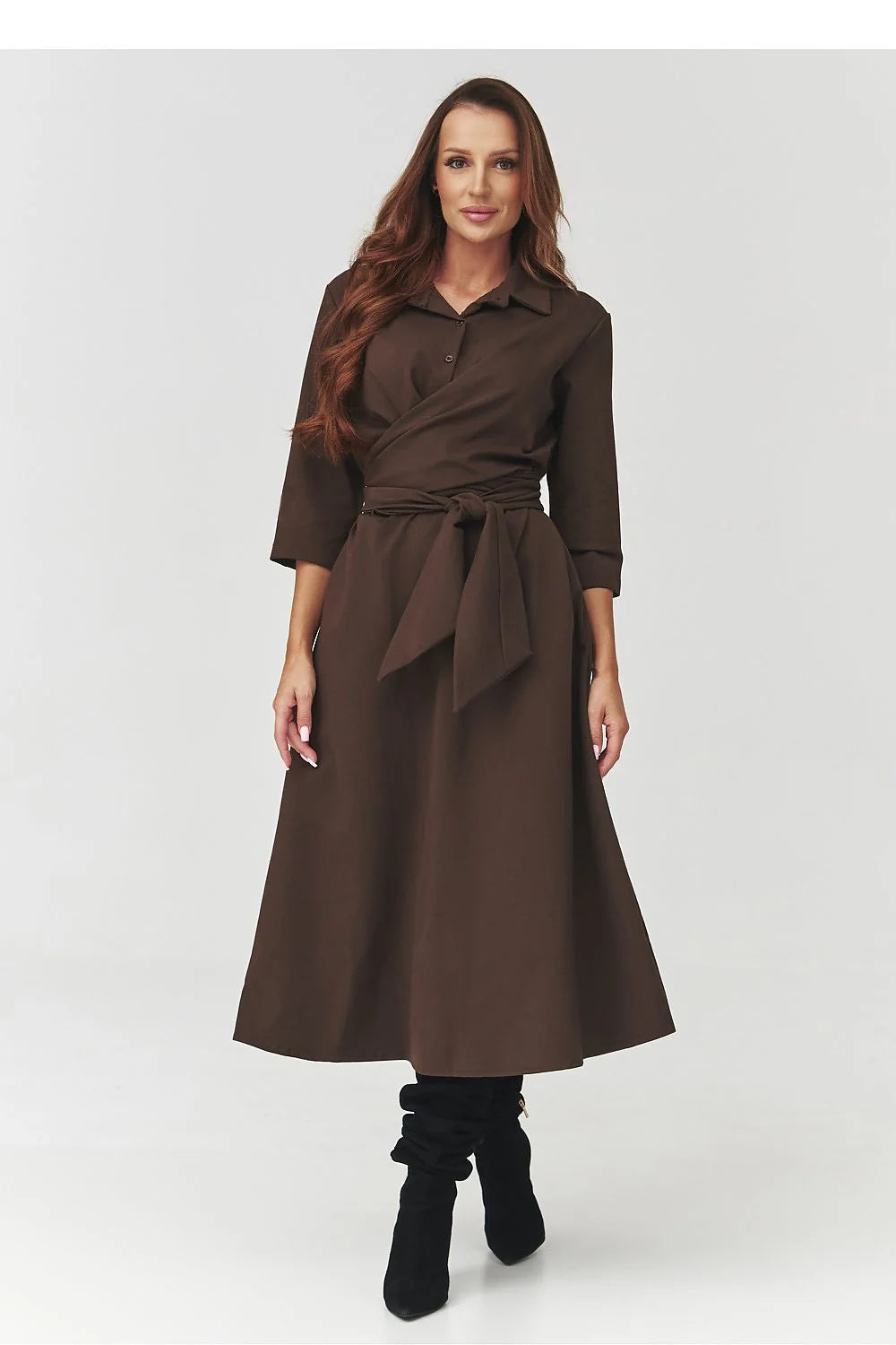 robe chemise midi ceinture nouée col classique portefeuille manches troisquarts trapèze évasée tissu structuré chocolat italien coton stretch élégant féminin
