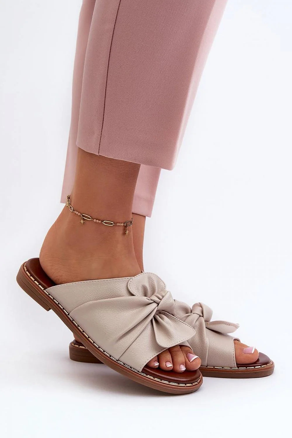 sandales femme mule plate bout ouvert beige champagne cuir synthétique grainé noeud décoratif large bride semelle intérieure coussinée