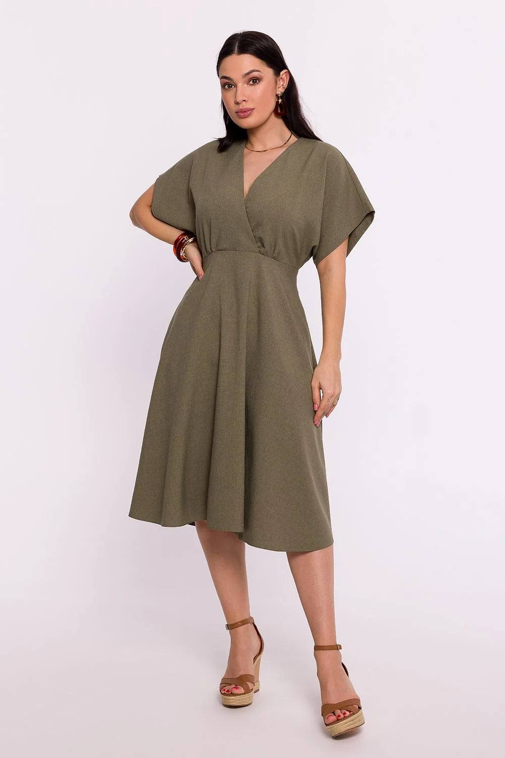 Robe de jour Be Wear style classique encolure V manches courtes kaki coupe midi silhouette ajustée Polonais design mode femme occasion multiple
