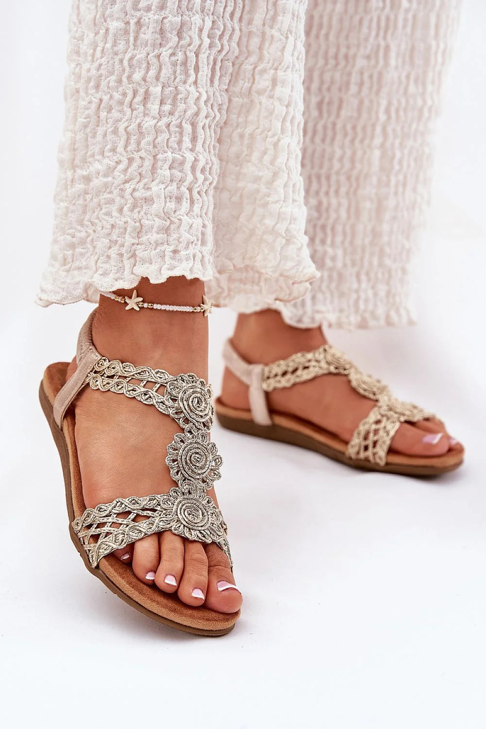 Sandales plates pour femmes tissu tressé motifs floraux beige semelle synthétique cuir suédé écologique confort tout le jour style estival