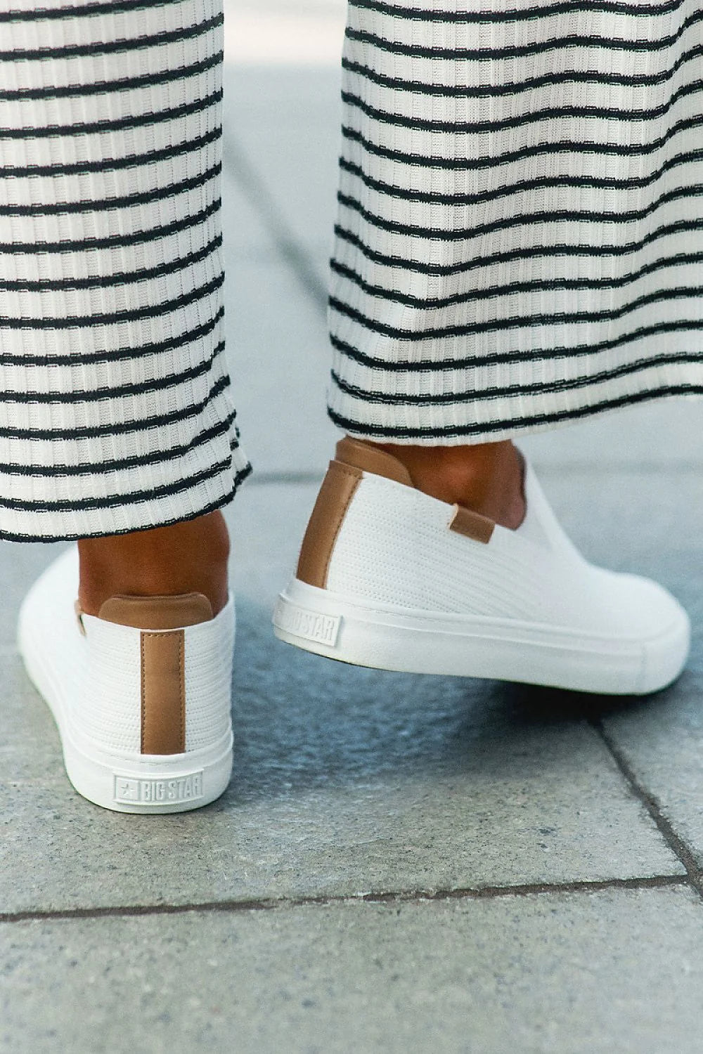 Baskets pour femmes confortables mode style slip-on design moderne matériau textile semelle caoutchouc blanc nuancé