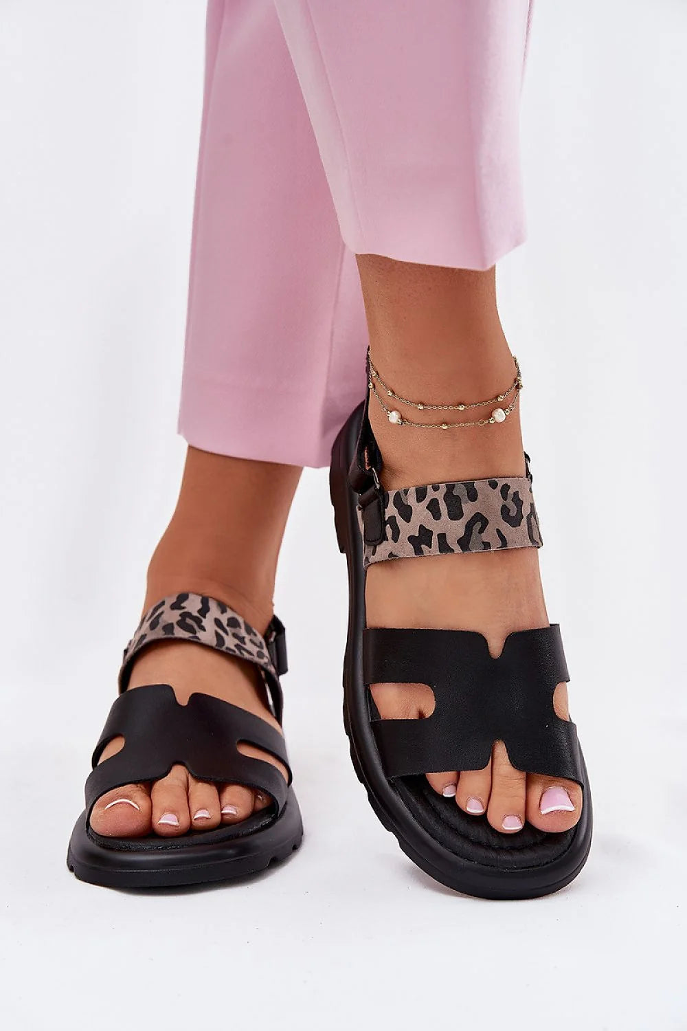 Sandales pour femmes Vinceza cuir noir motif léopard lanière avant découpée ajustement sécurisé talon plat semelle intérieure souple style moderne occasion quotidienne et soir