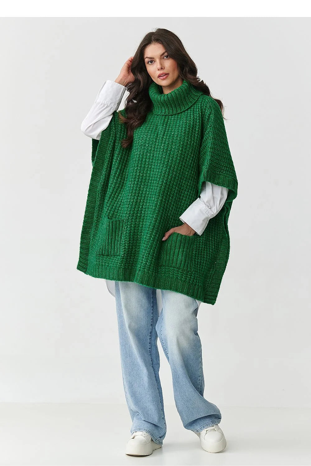 poncho femme col roulé oversize manches courtes cape ouverture latérale poches plaquées maille épaisse texture côtelée généreuse longueur hanches émeraude