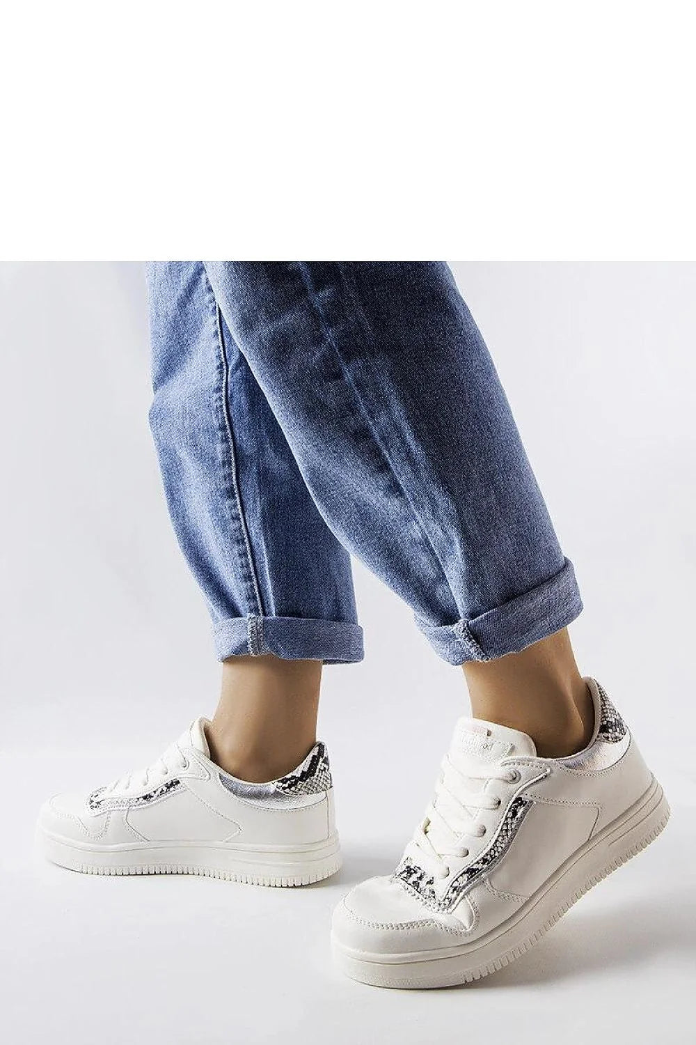 baskets femme cuir synthétique motif serpent blanc cassé semelle plateforme épaisse lacets blancs col rembourré finition lisse