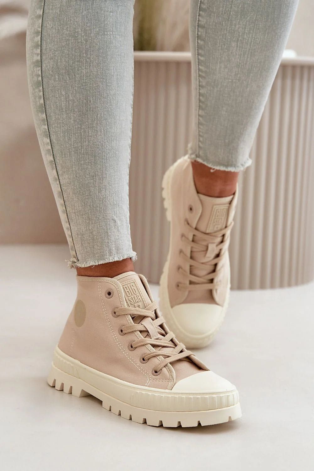 baskets montantes femme minimaliste moderne beige toile bout renforcé écru lacets assortis semelle crantée caoutchouc épaisse maintien cheville confortable