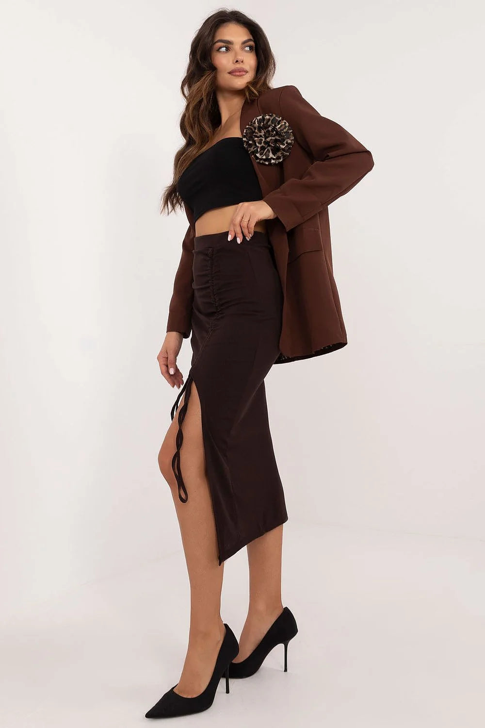 Jupe crayon marron foncé fente asymétrique détails fronces liens Polyester Élasthanne femme élégante moderne semi-formel professionnel