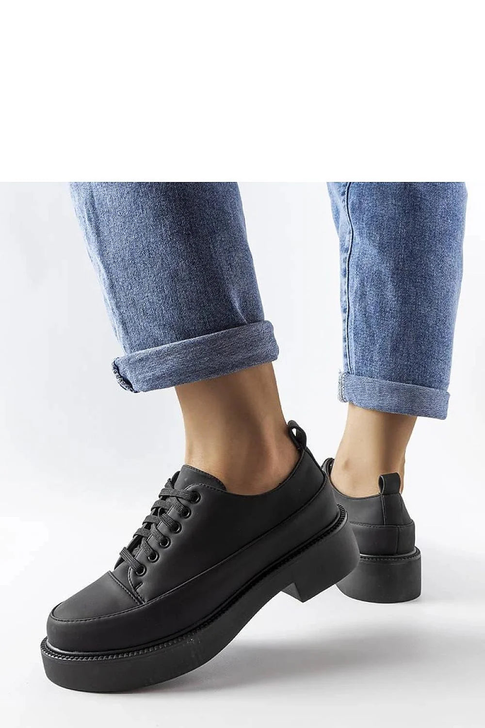 Chaussures basses modernes femmes design épuré semelle épaisse talon plat cuir écologique noire lacets ajustables confort summer
