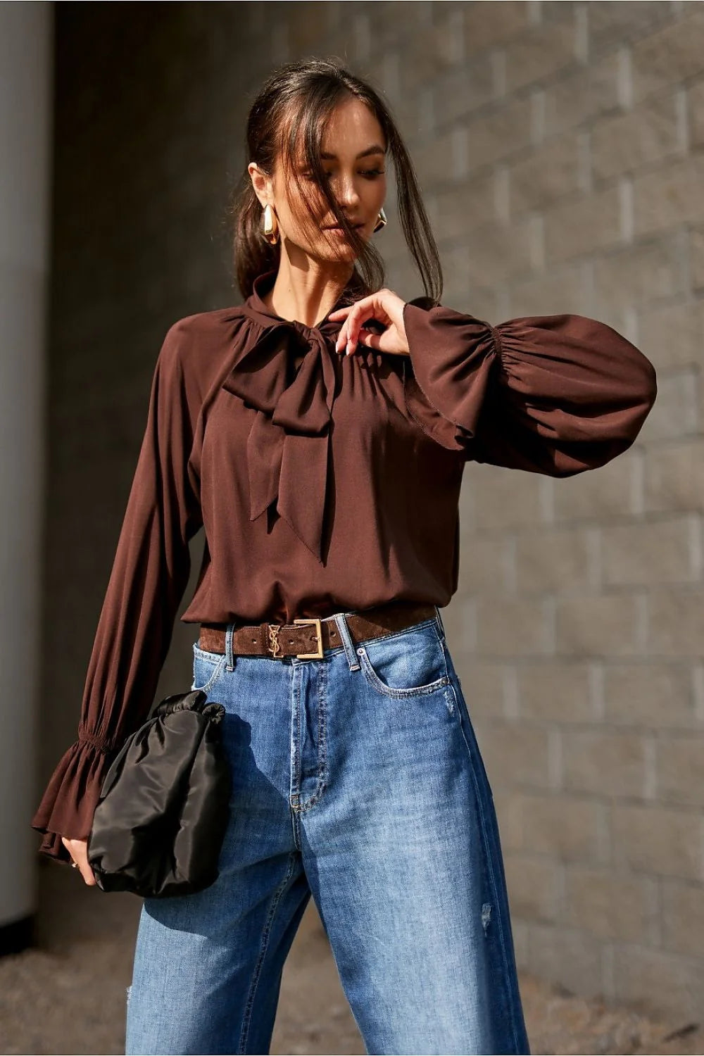 blouse femme chocolat viscose élasthanne fluide soyeuse lavallière nœud manches longues bouffantes poignets smockés coupe droite ample élégante bureau soirée