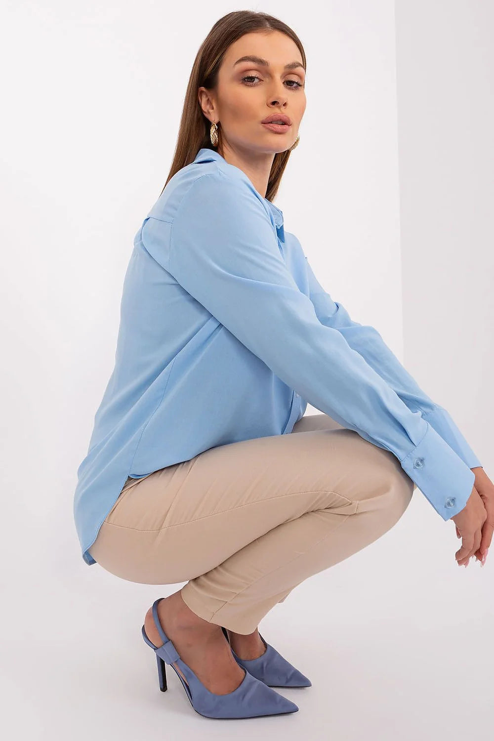 Chemise femme longues manches style classique bleu pâle viscose coupe droite col boutonné poignets boutonnés taille ajustable