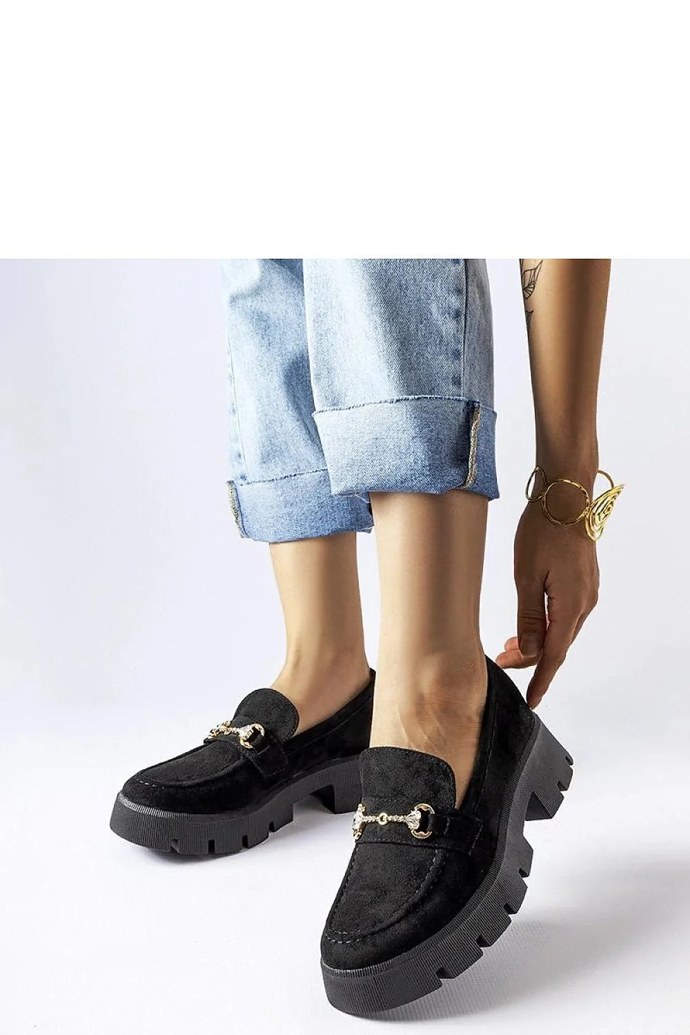 Mocassins femmes élégance moderne couleur noire tige daim nappa semelle épaisse dorée métal finitions précises occasion versatile