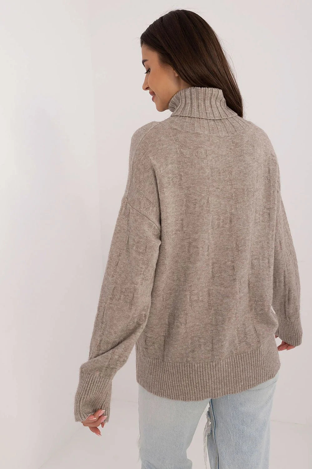 Pull col roulé pour femme, ample, style casual chic, couleur beige, matériau doux, acrylique, polyester, polyamide, manches longues, finitions côtelées, coupe oversize, saison fraîche, occasion quotidienne