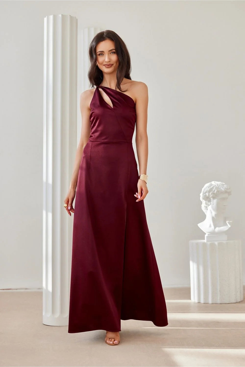 robe longue satinée asymétrique bordeaux bretelle diagonale encolure goutte fente haute jupe évasée taille marquée drapé fluide sophistiquée élégante