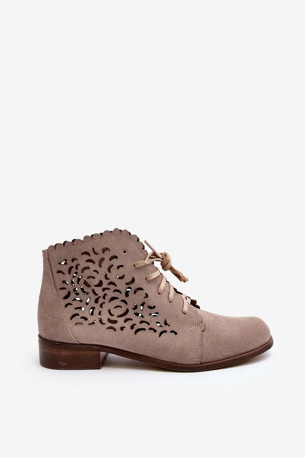 Bottines féminines en suède taupe laser découpé floral bout rond 9cm hauteur tige moderne occasion quotidienne et soirée