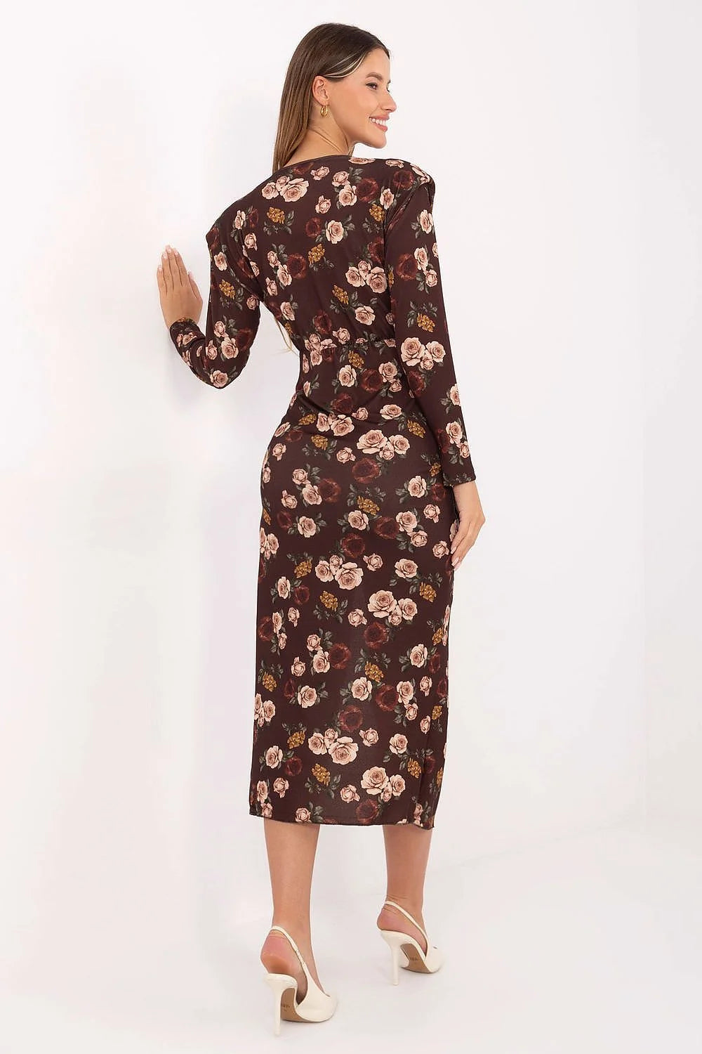 robe crayon midi manches longues ajustée ceinturée boucle dorée fronces taille fente haute cuisse décolleté croisé floral beige rose marron