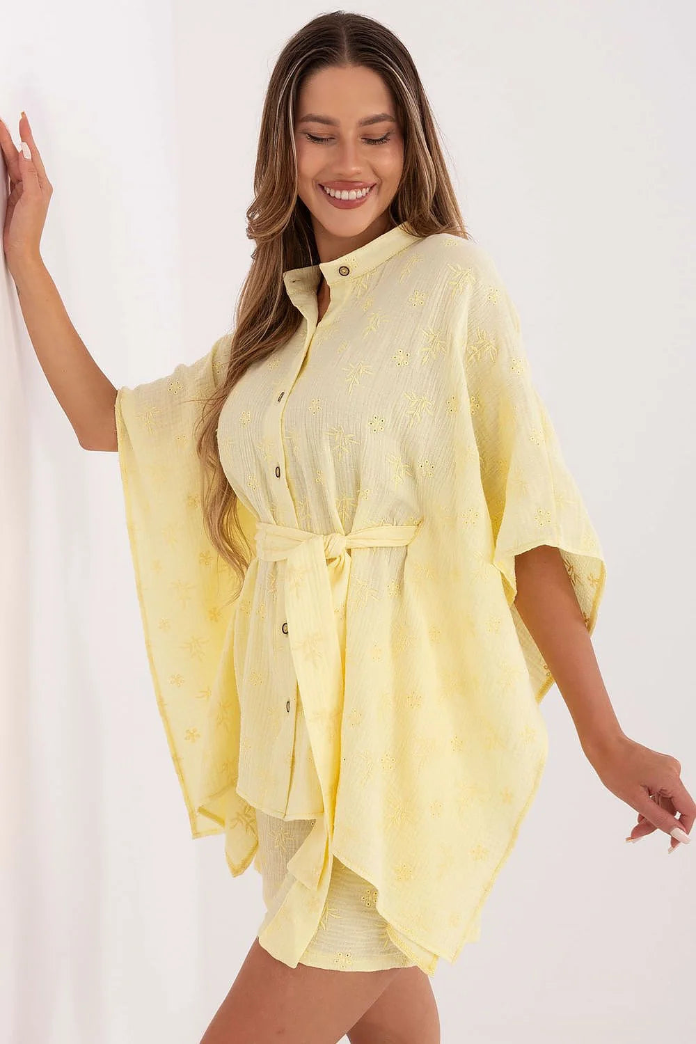 Ensemble féminin tunique et short brodés en mousseline coton jaune pastel manches larges col Mao ceinture assortie femme occasion été