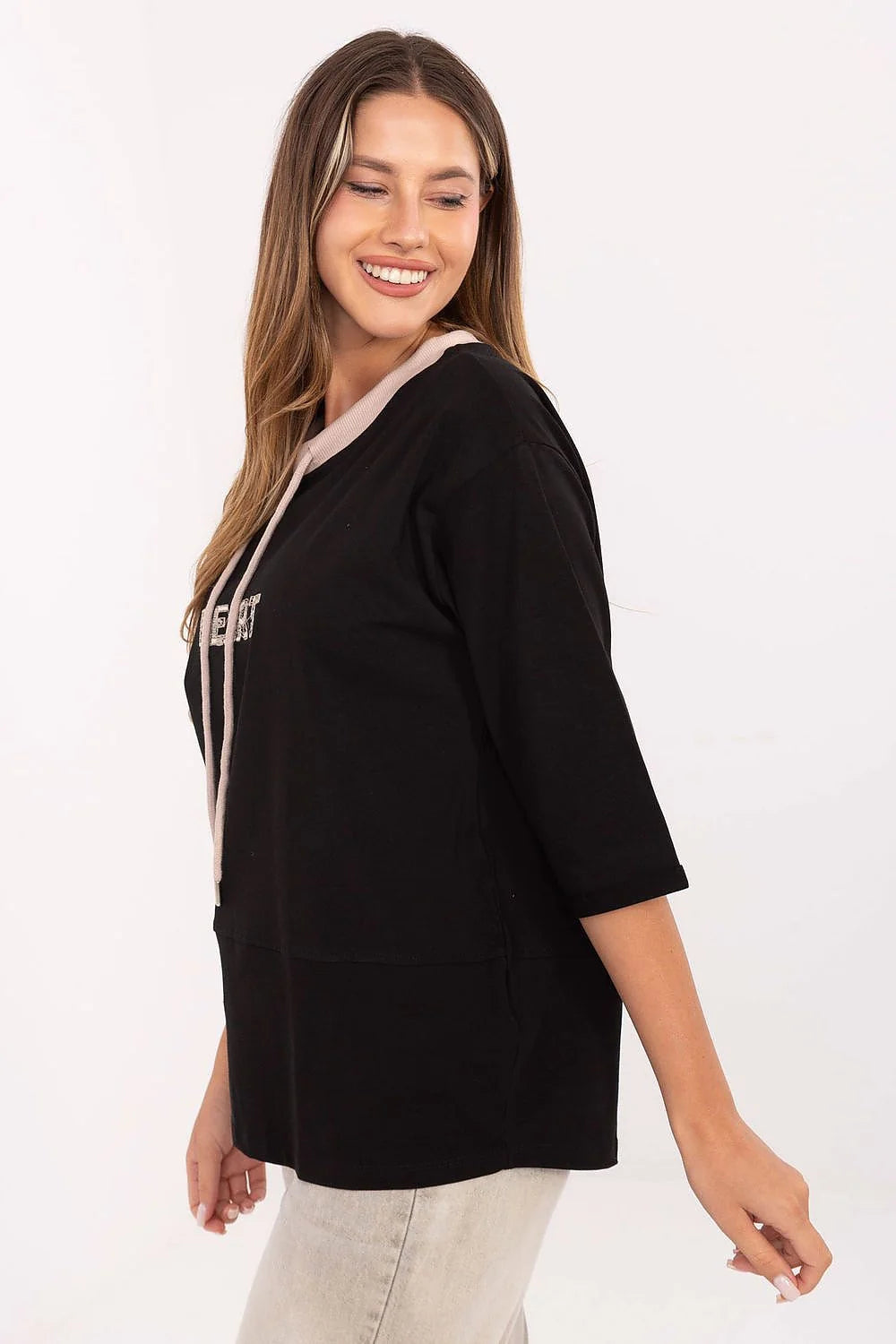 chemisier femme casual noir manches troisquarts coupe droite ourlet arrondi col rond côtelé beige cordons décoratifs coeur strass maille douce