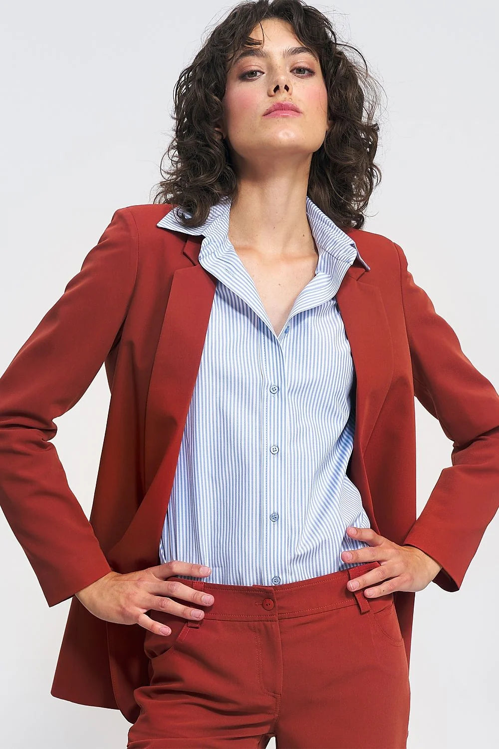 Blazer femme Nife élégant moderne coupe ajustée épaules structurées manches longues tissu polyester viscose style professionnel occasion habillée
