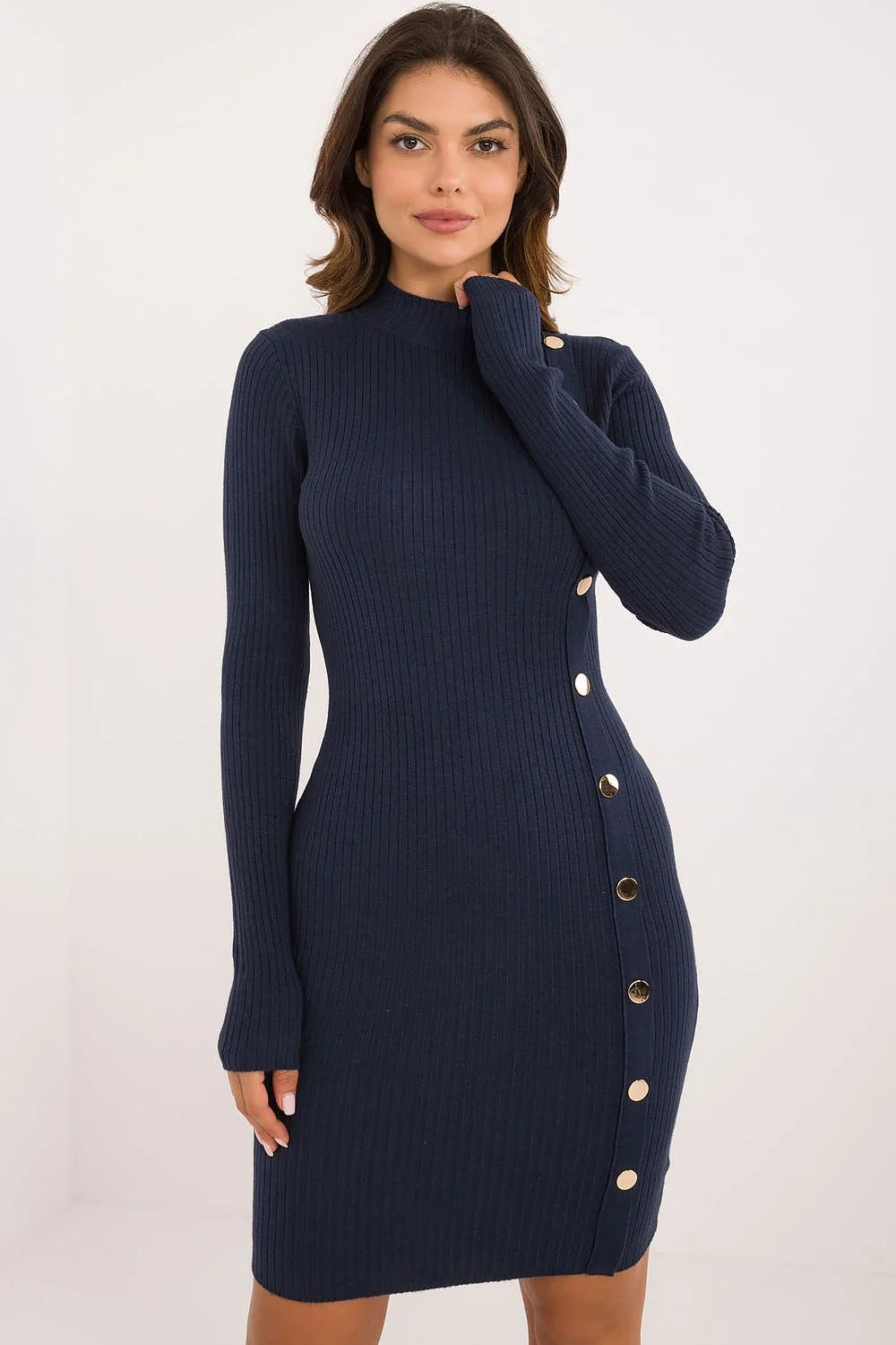 Robe-pull femme style moderne épuré longueur genou manches longues col montant boutons dorés tissu côtelé bleu marine