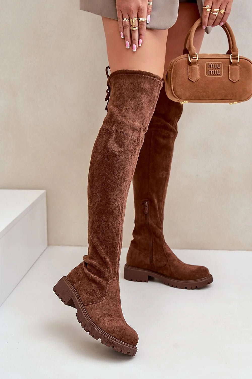 Bottes cuissardes éco-suède marron tendance chic silhouette ajustée automne hiver femmes style moderne