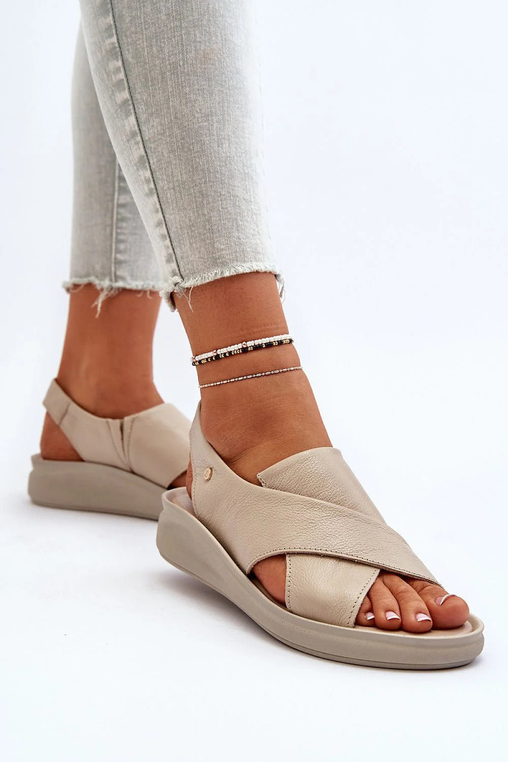 Sandales femme style moderne design épuré cuir naturel beige élastique maintien confortable occasions polyvalentes