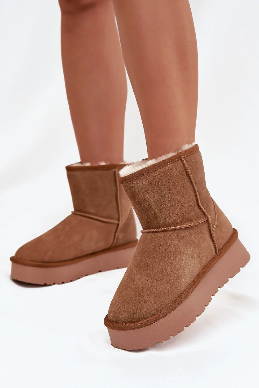 bottines neige femme suédine marron fourrure écru doublée bout rond coutures décoratives plateforme caoutchouc crantée antidérapante isolante confortable cosy chic