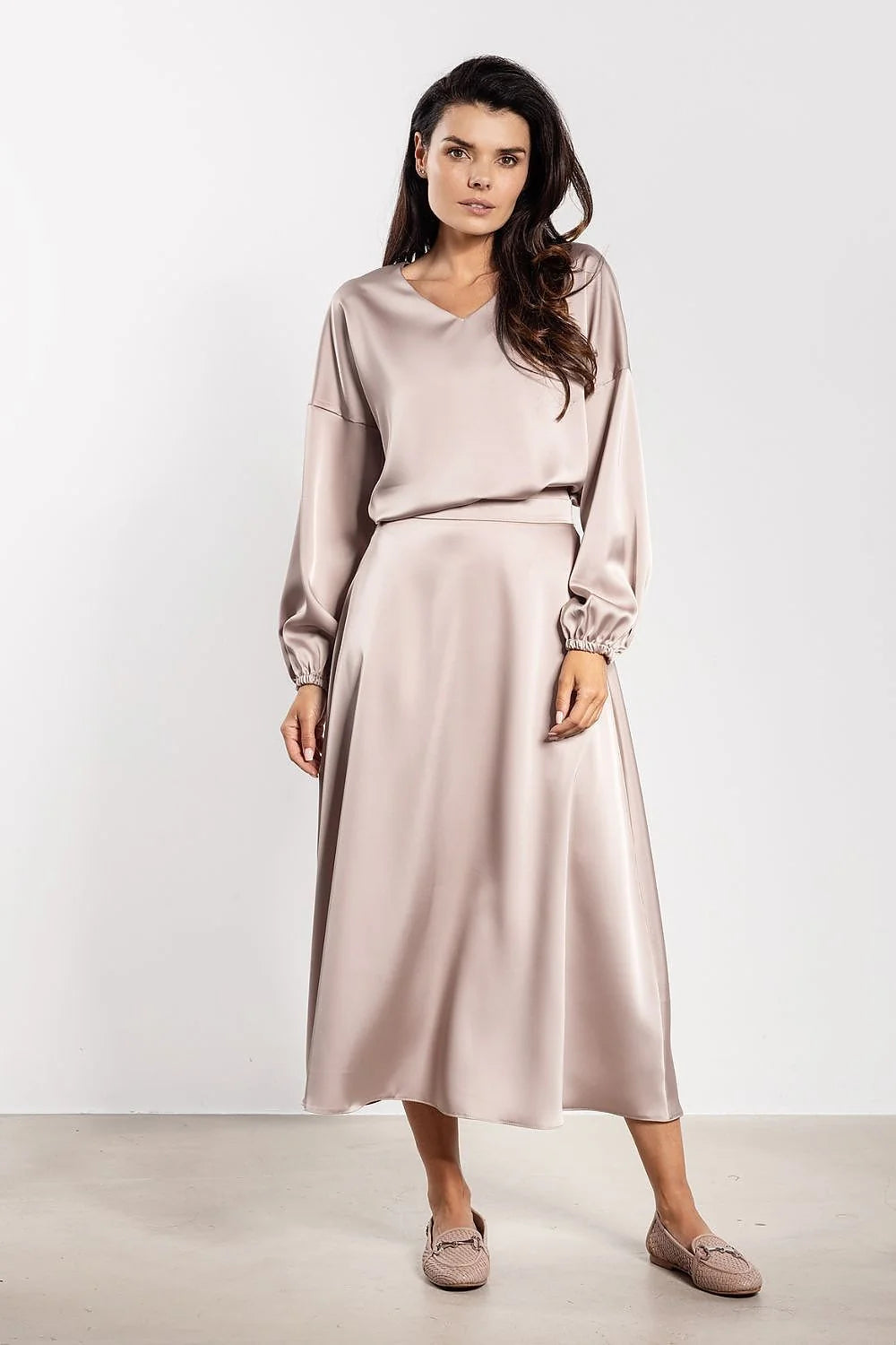 blouse satinée col V manches ballon longues poignets élastiqués jupe midi évasée taille haute coupe fluide champagne rosé élégante soyeuse