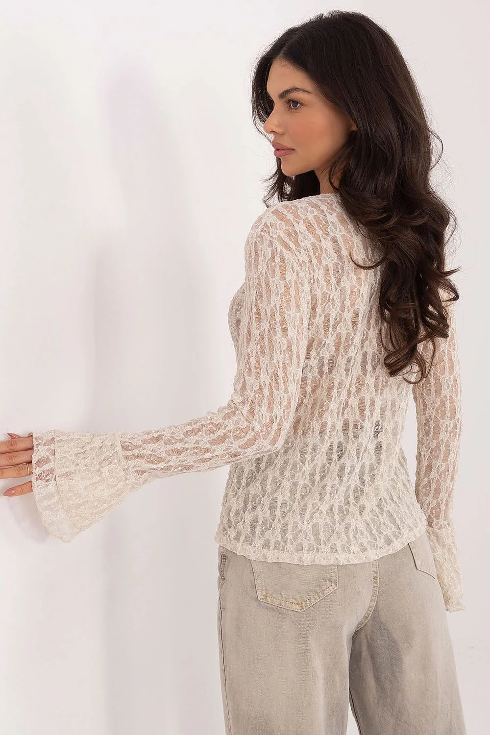 chemisier dentelle ivoire ajusté manches longues évasées volants encolure bateau transparent maille florale légère viscose élasthanne extensible confortable romantique élégant