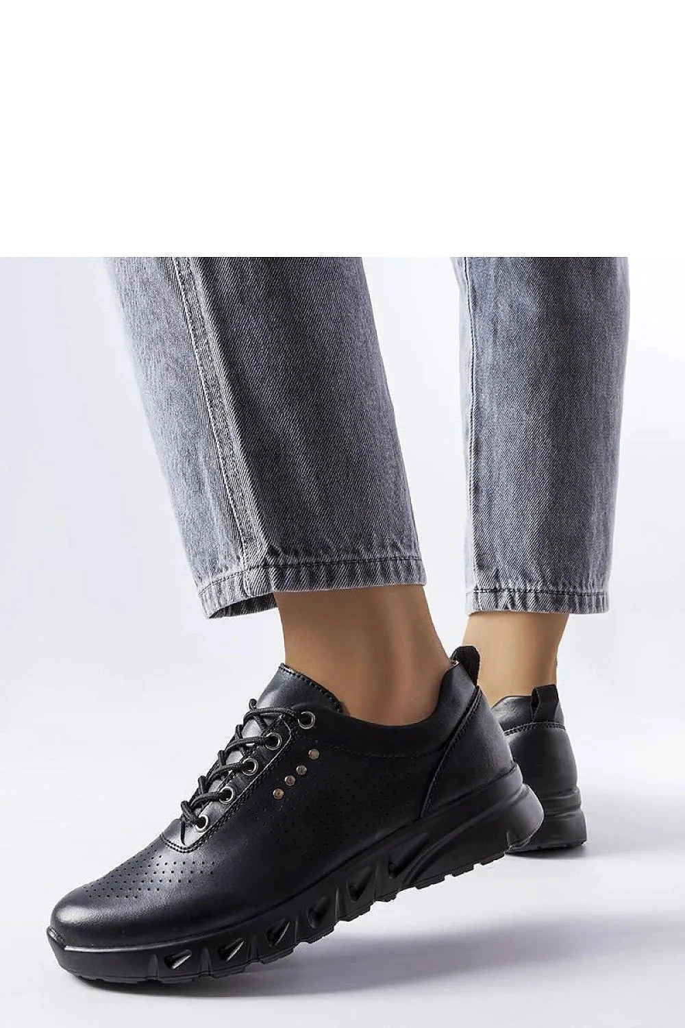 Sneakers pour femmes design moderne urbain cuir perforé noir confort semelle caoutchouc collection estivale