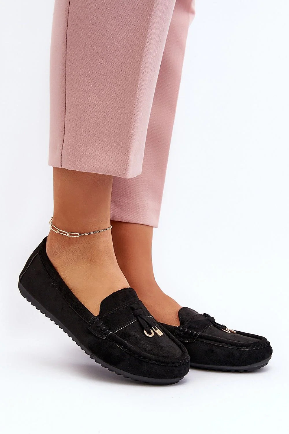 Moccasins pour femme style classique en suédine noire confortable et sophistiquée avec semelle caoutchouc et détails métalliques dorés