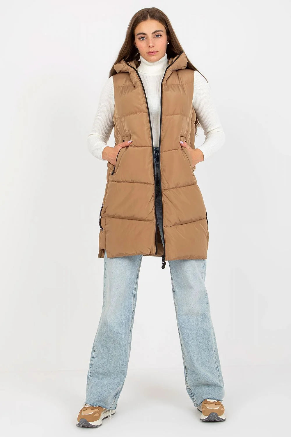 Gilet doudoune pour femme en polyester matelassé couleur taupe, coupe longue, sans manches, capuche ajustable et poches latérales