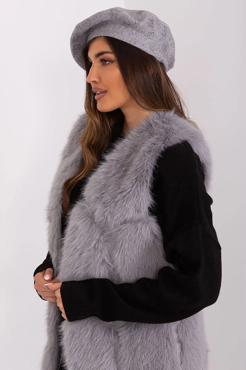 Béret en tricot avec strass et gilet fausse fourrure gris clair pour femme élégance hiver automne